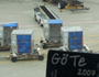 Ankunft Dayton International Airport: Im Vordergrund der Göttinger Terminkalender im Hintergrund wird ein Flugzeug beladen