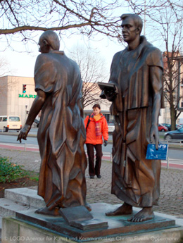 Statuen von Heinrich Ewald und Wilhelm Eduard Weber mit dem GöTe in der Hand - im Hintergrund eine Passantin