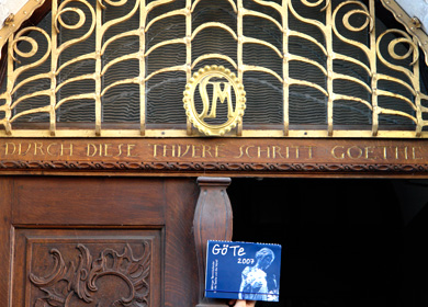 Türrahmen mit der Aufschrift: Durch diese Türe schritt Goethe
