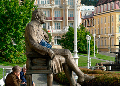 Goethe Skulptur hält den Göttinger Terminkalender unterm Arm